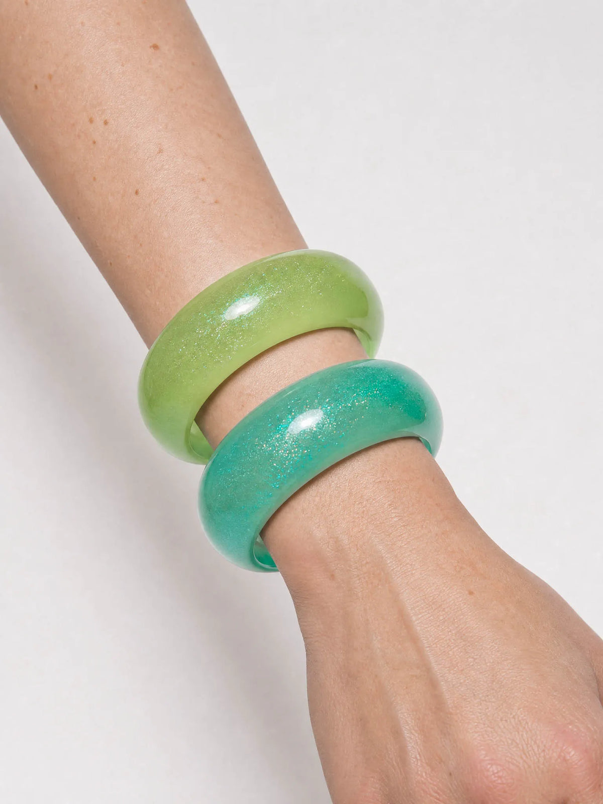 Jelly Aurora Bangle in Peacock Blue – detail view