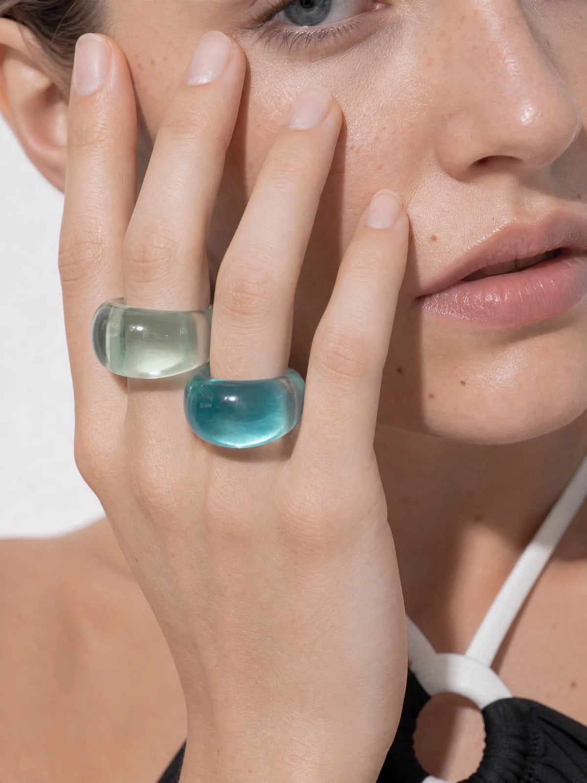Jelly Mirror chunky resin ring in Transparent blue – detail view