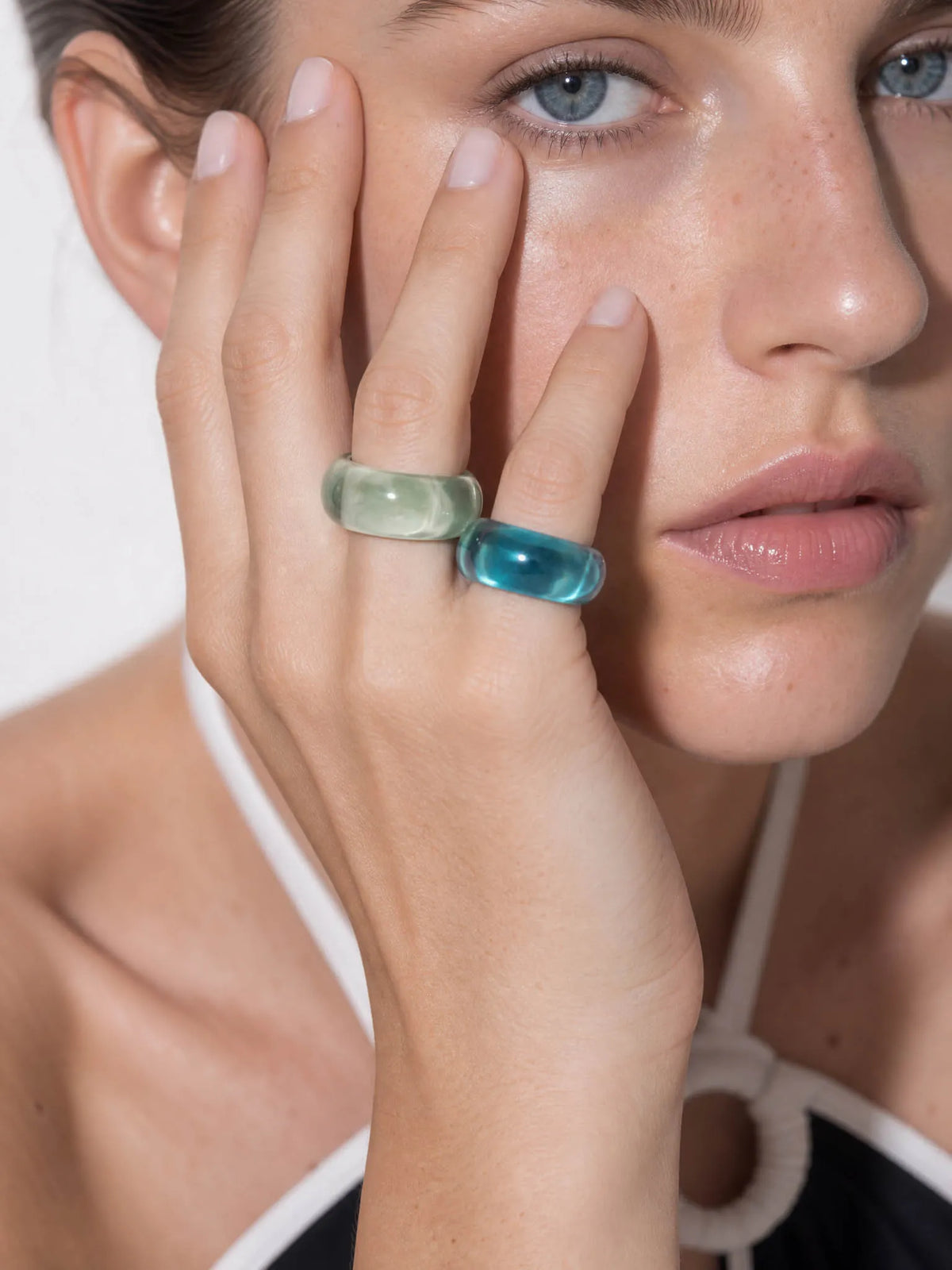 Jelly Mirror chunky resin ring in Transparent green – detail view